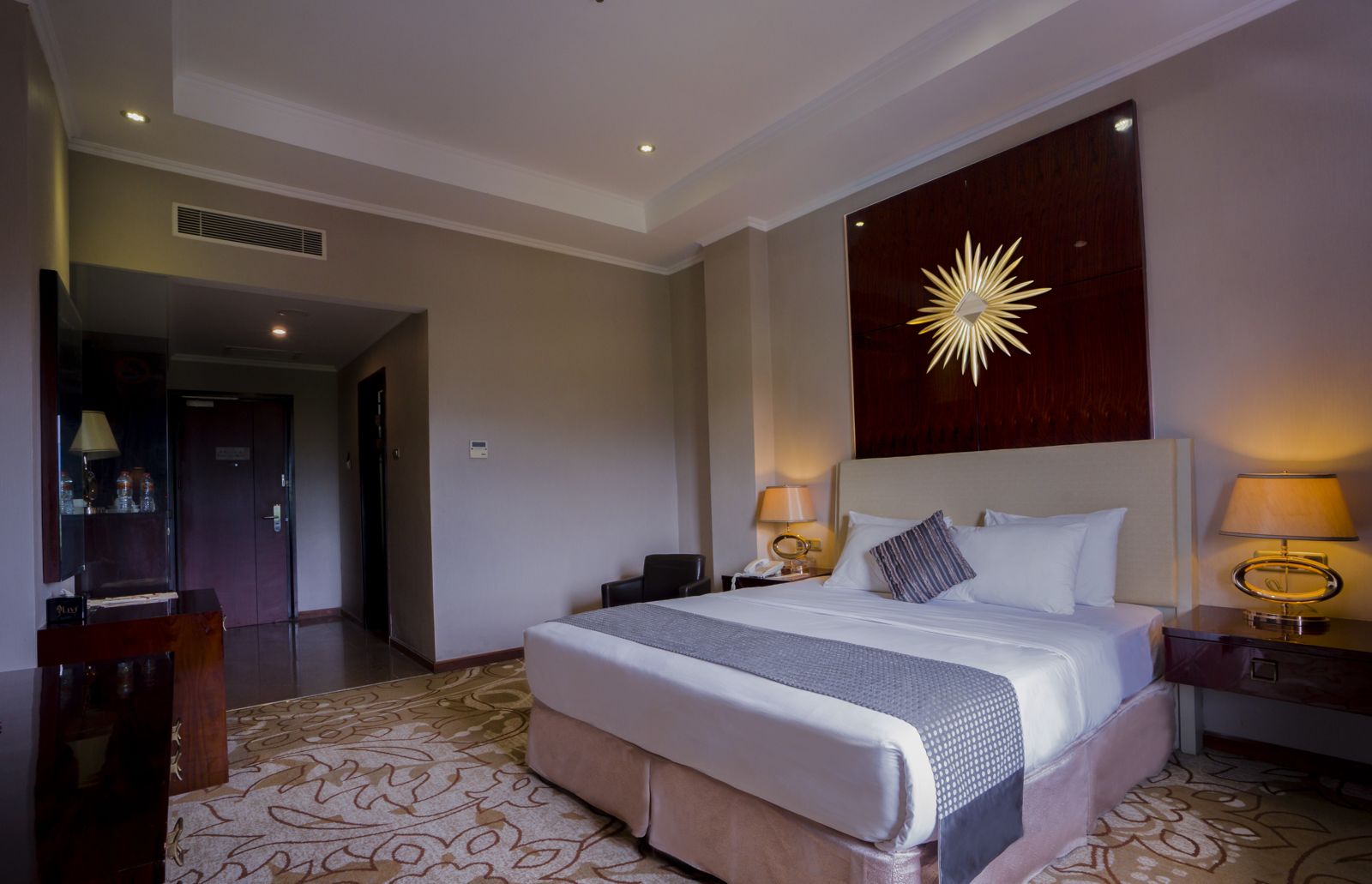 Hotel Sutan Raja Soreang tawarkan bagi Anda yang senang staycation, yakni promo kamar February Full of Joy.