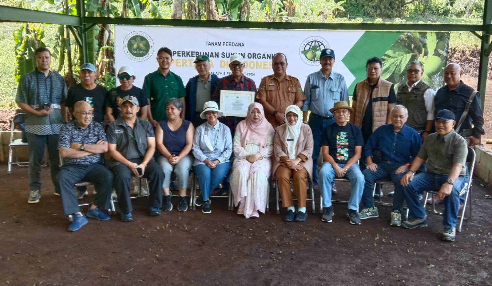 Para anggota Yayasan Sukun Nusantara Sejahtera seusai melakukan penanaman sukun di Majalaya, Kabupaten Bandung
