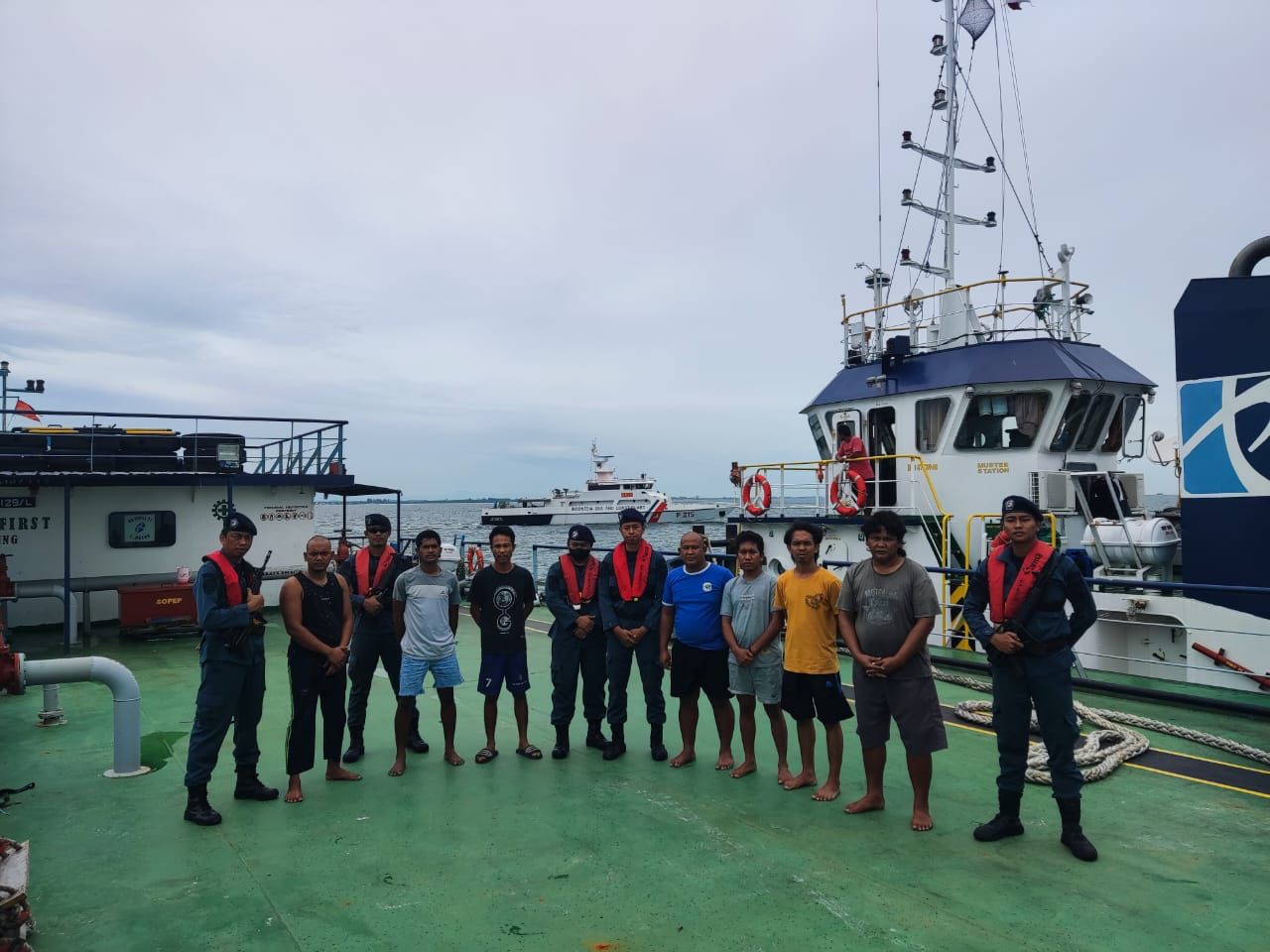 Petugas Pangkalan Penjagaan Laut dan Pantai (PPLP) bersama awak kapal TB. Royal 27 / TK. Royal 27 yang berhasil diselematkan.