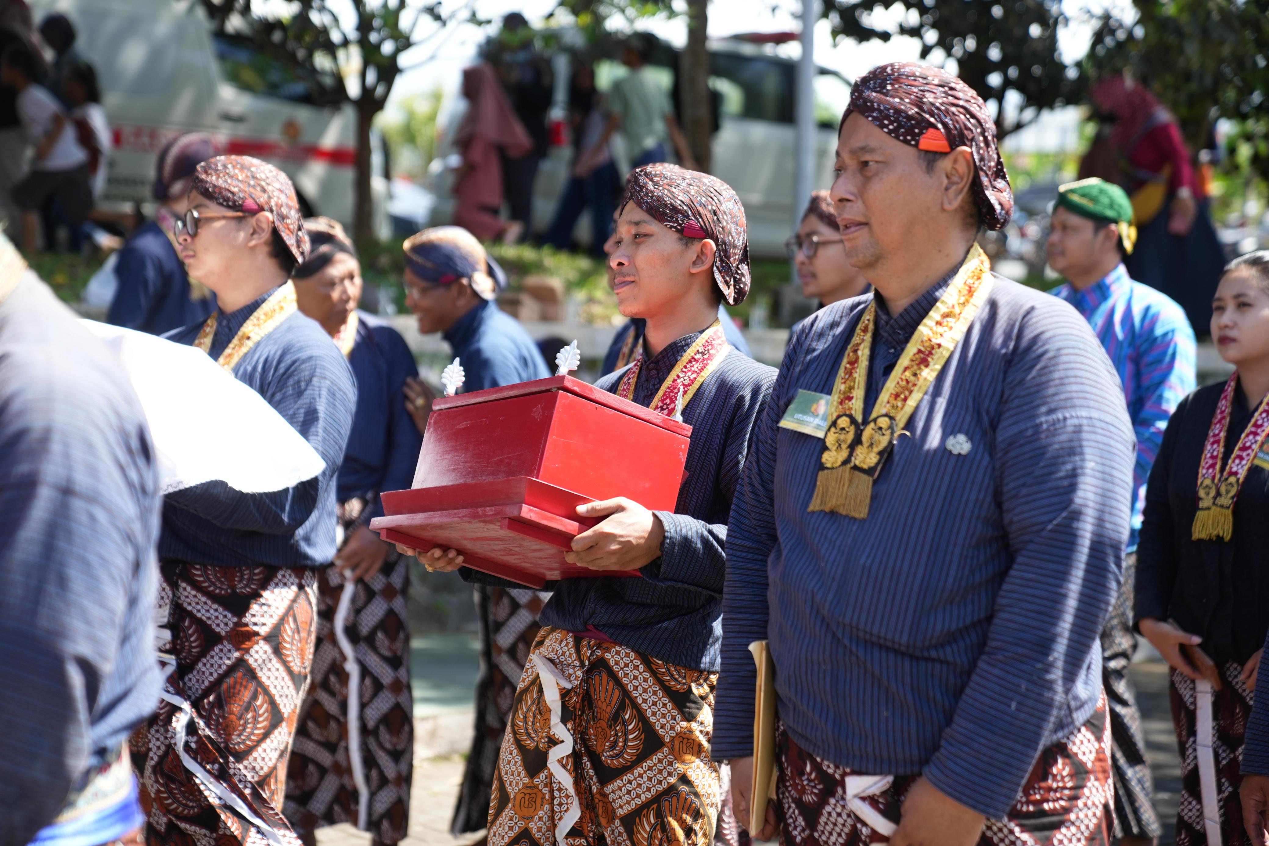 Upaya uba rampe labuhan yang digelar Keraton Yogyakarta, Minggu (11/2).