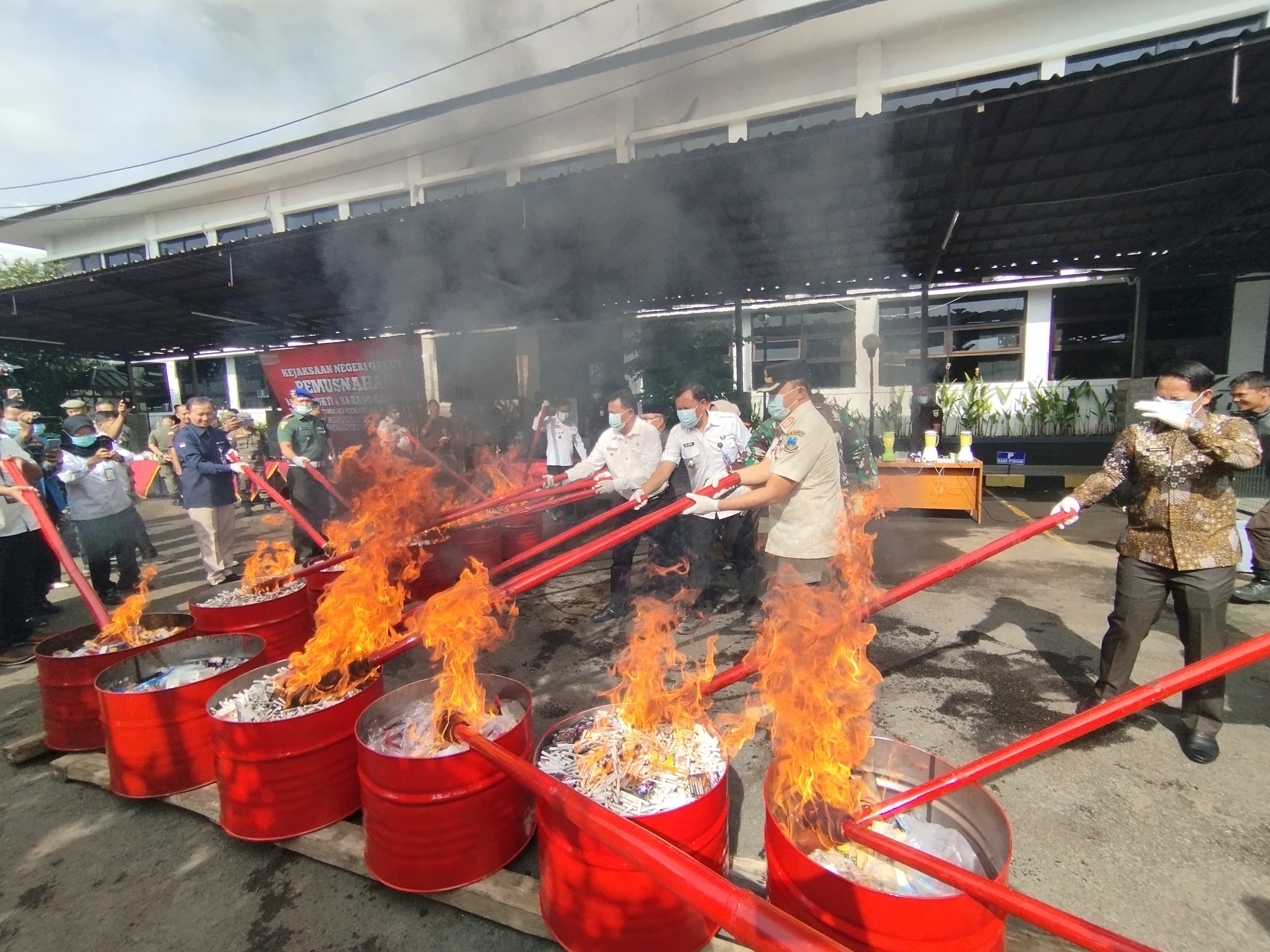 Pemusnahan barang bukti hasil kejahatan di Kejaksaan Negeri Garut