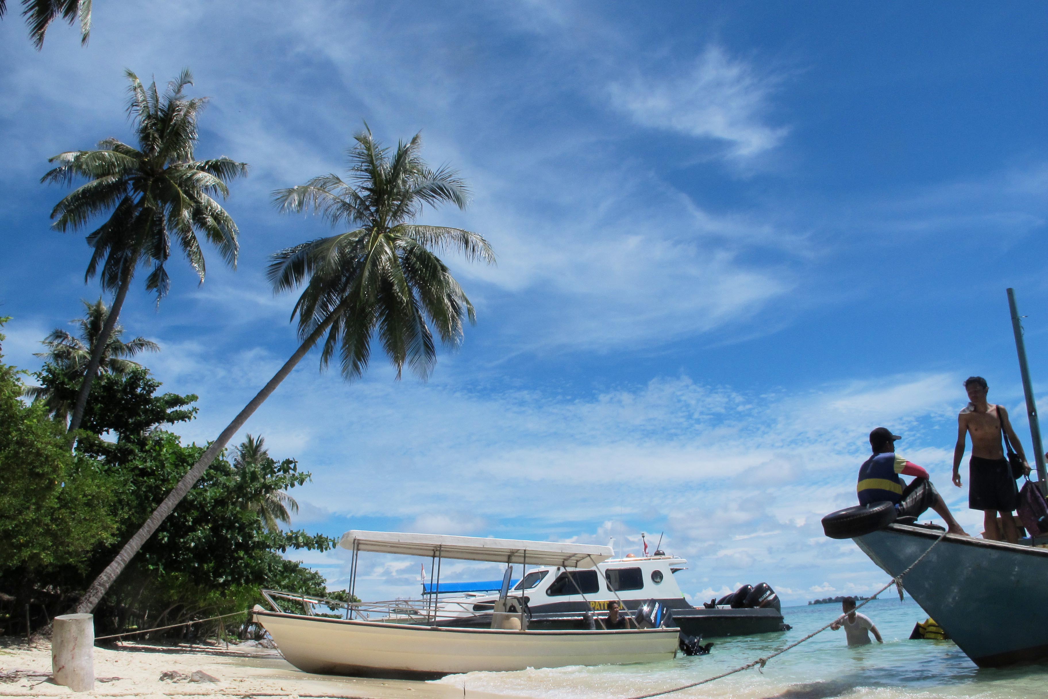 Wisatawan menikmati keindahan Pantai Tanjung Gelam, Karimunjawa, Jawa Tengah, Kamis (30/5/2013).