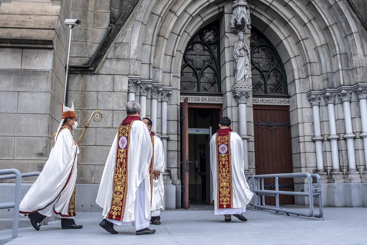 Uskup Keuskupan Agung Jakarta Uskup Ignatius Kardinal Suharyo (kiri) bersiap memimpin jalannya Misa Natal di Gereja Katedral, Jakarta.