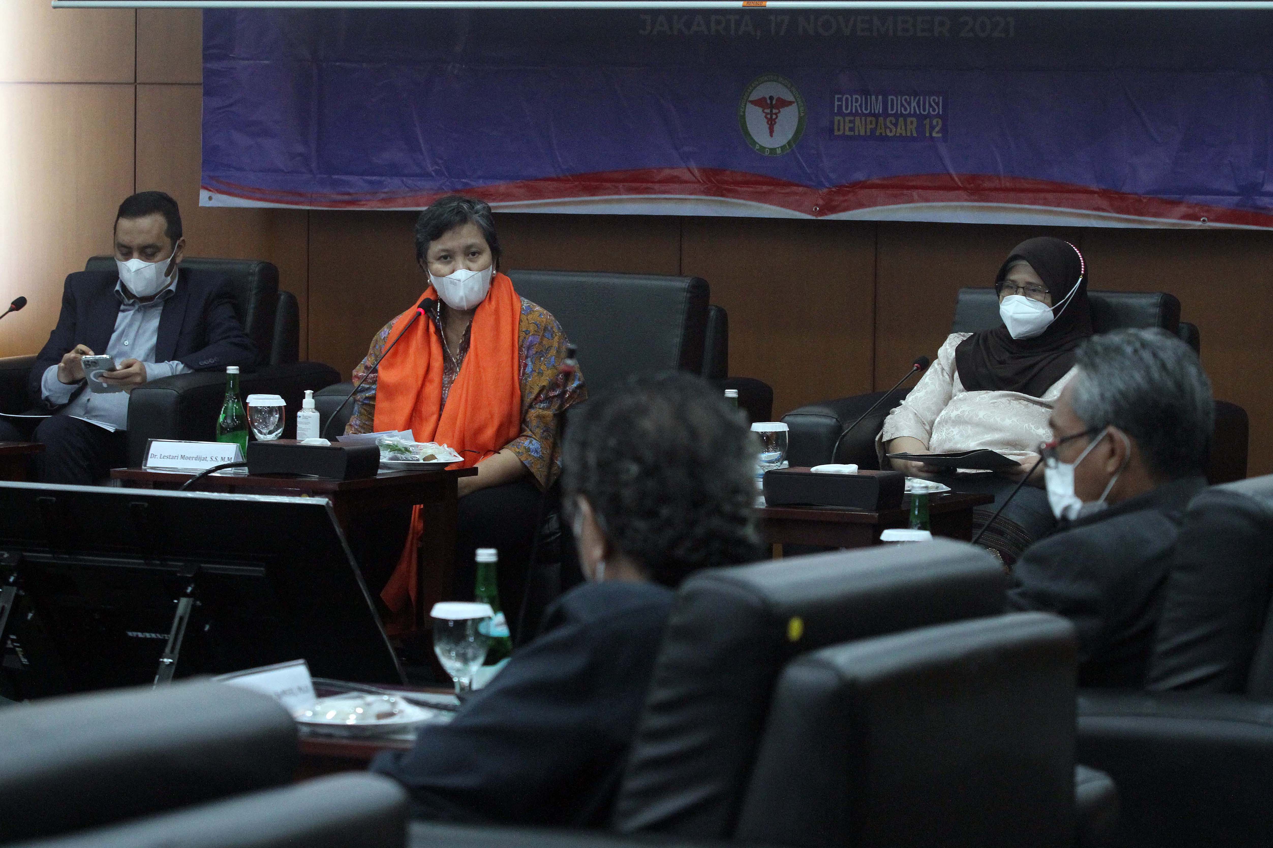 UU KEDOKTERAN: Wakil Ketua MPR Lestari Moerdijat (tengah) bersama Ketua Panja RUU Pendidikan Kedokteran Willy Aditya (kiri) di forum diskusi