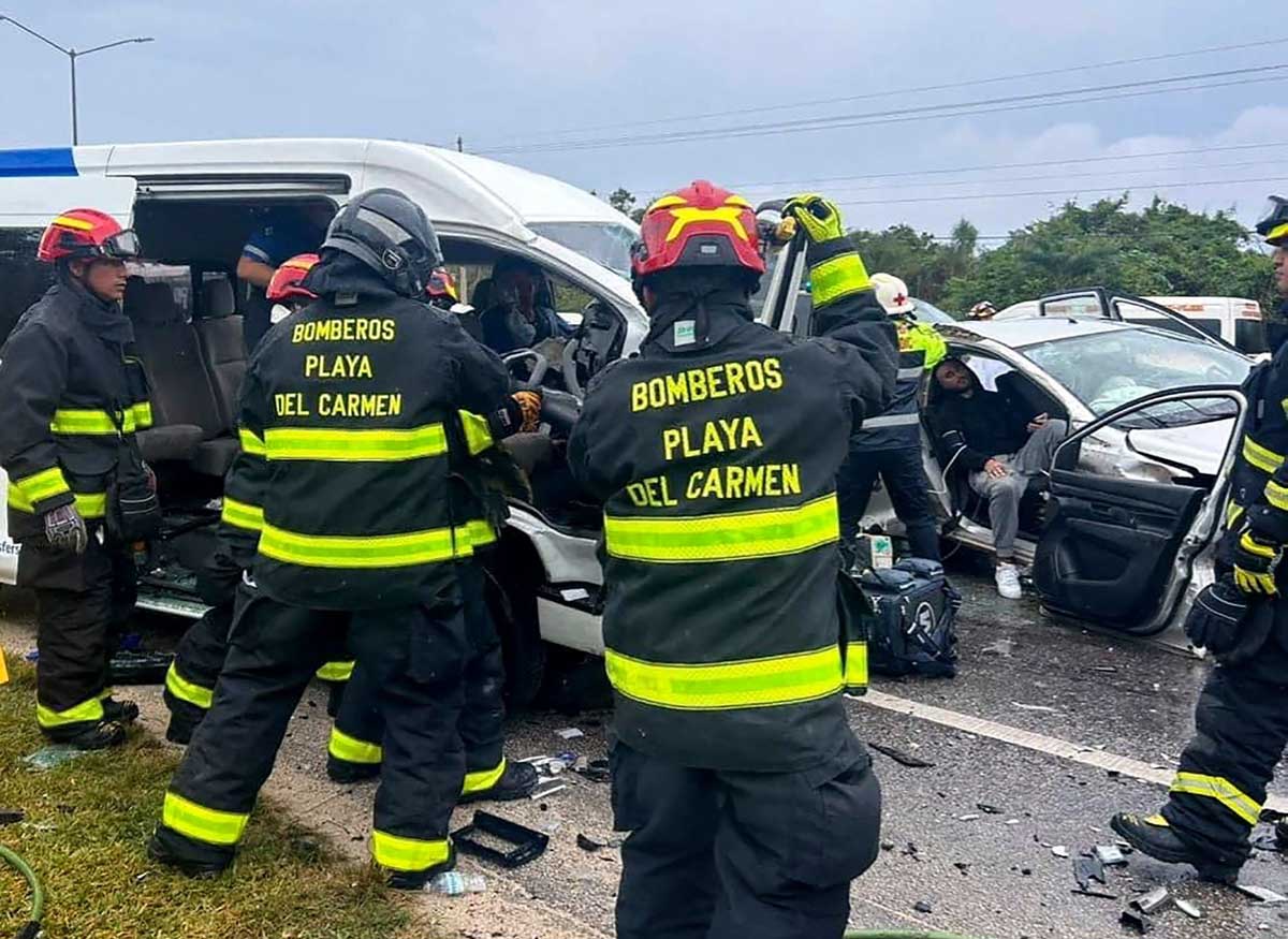 Sebuah kecelakaan tragis terjadi di Rioverde, Meksiko, ketika sebuah van dan truk bertabrakan, menyebabkan 10 orang tewas.