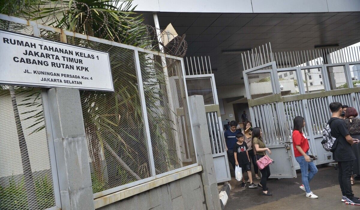 Para kerabat dan keluarga meninggalkan rumah tahanan Komisi Pemberantasan Korupsi (KPK), Jakarta.