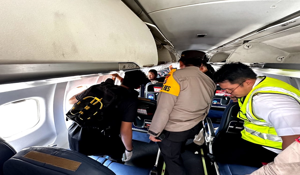 Polisi melakukan pemeriksaan pada pesawat Wings Air yang ditembak KKB Yahukimo