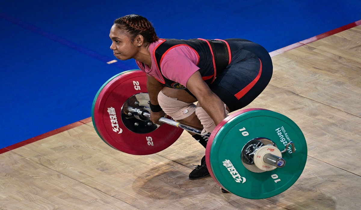 Ilustrasi--Aksi lifter Indonesia Natasya Beteyob di Asian Games 2023.