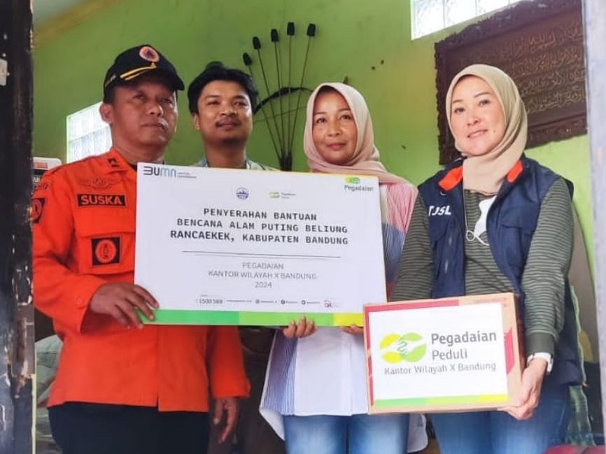 Perwakilan PT Pegadaian Kanwil Jawa Barat menyerahkan bantuan untuk korban bencana angin puting beliung di Kabupaten Bandung 