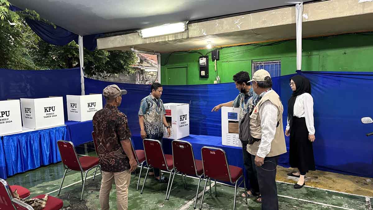 Hujan Tidak Halangi Persiapan TPS 008, Tempat Surya Paloh Nyoblos