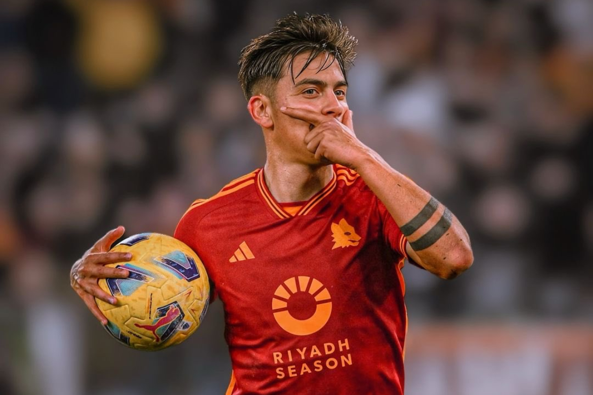 Striker AS Roma, Paulo Dybala melakukan selebrasinya usai mencetak hattrick ke gawang Torino dalam laga lanjutan Serie A pada Selasa (27/2) 