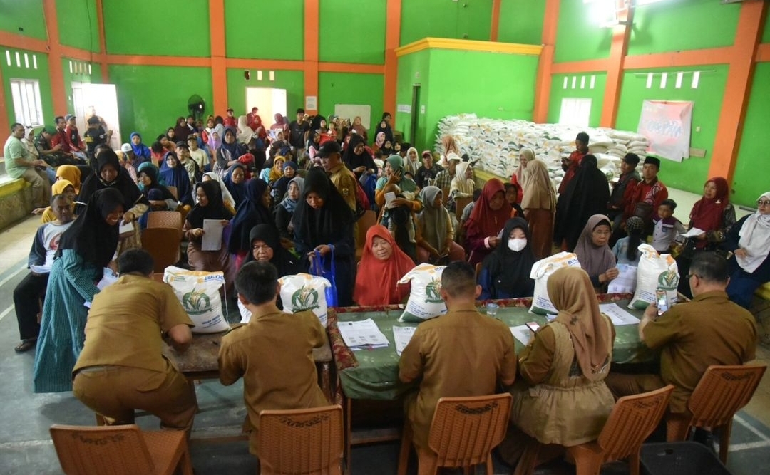 Warga Cianjur mengantre untuk mendapatkan jatah beras dari pemerintah