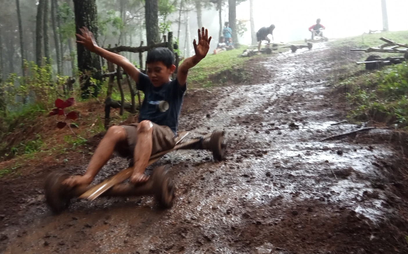 Seorang anak tengah bermain kadaplak