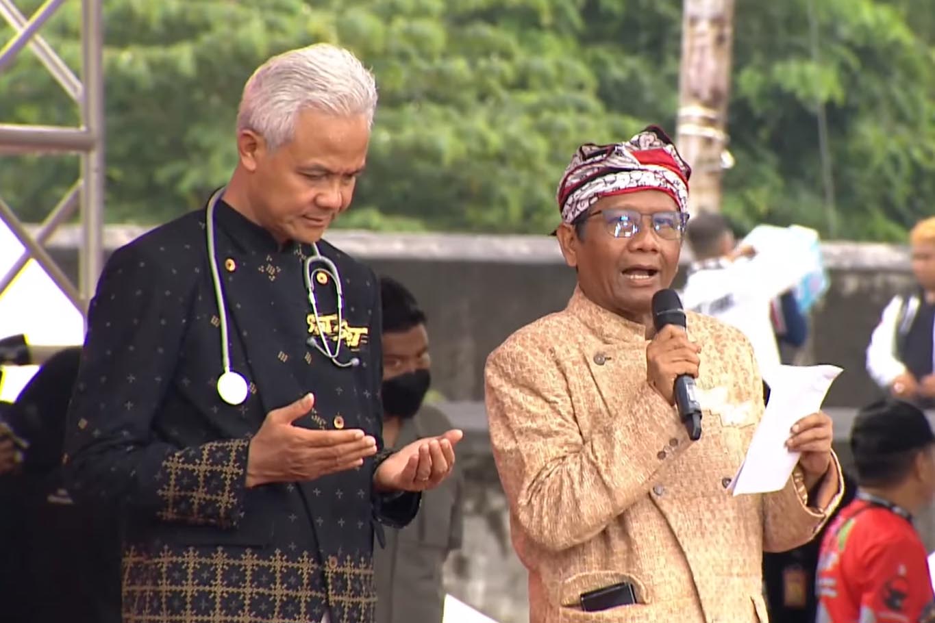 Ganjar Pranowo (kiri) dan Mahfud MD.