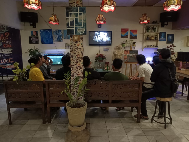 Suasana nonton bareng film dokumenter Dirty Vote yang mengungkap berbagai instrumen kekuasaan untuk tujuan memenangkan pemilu.