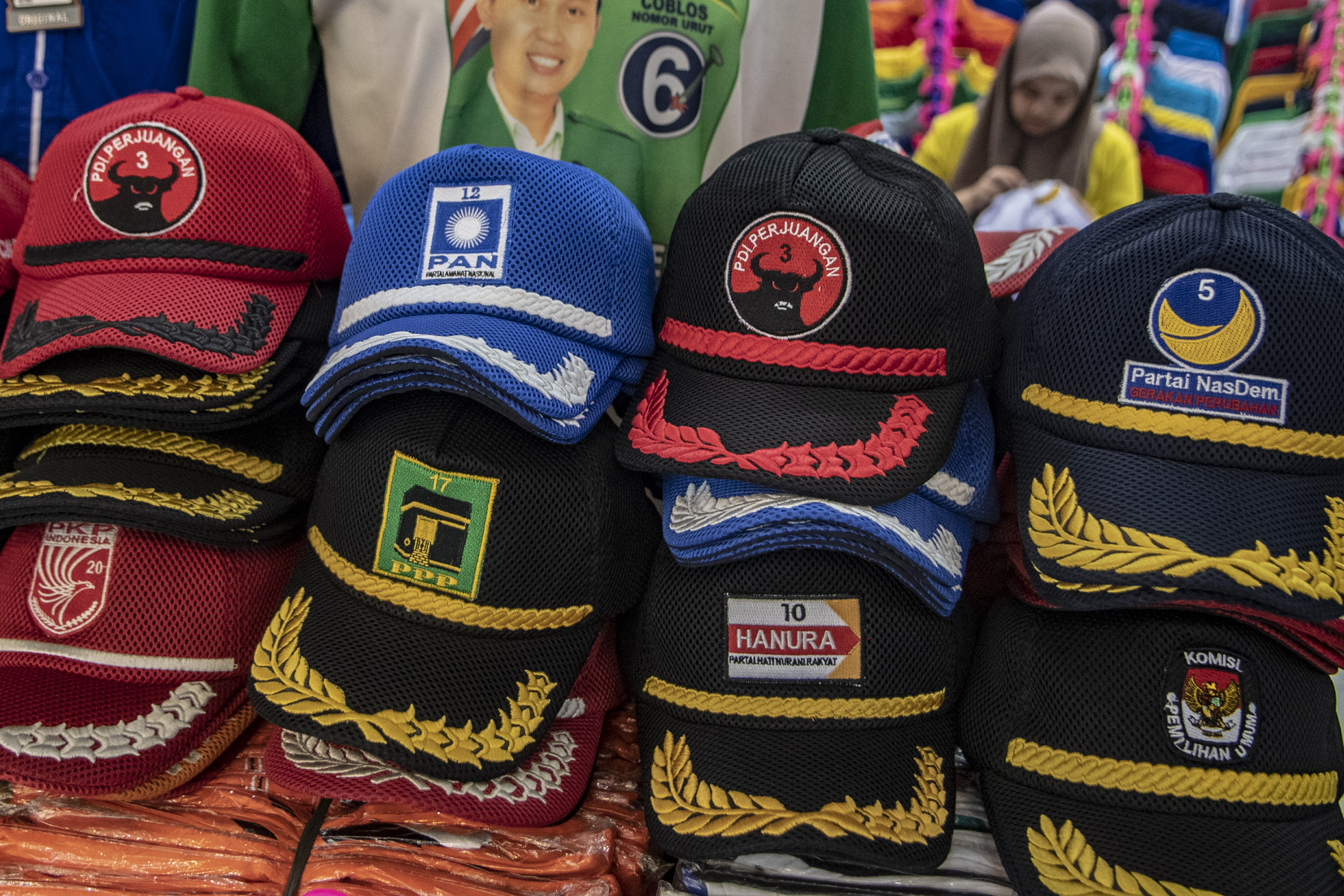 Topi berlogo partai politik 
