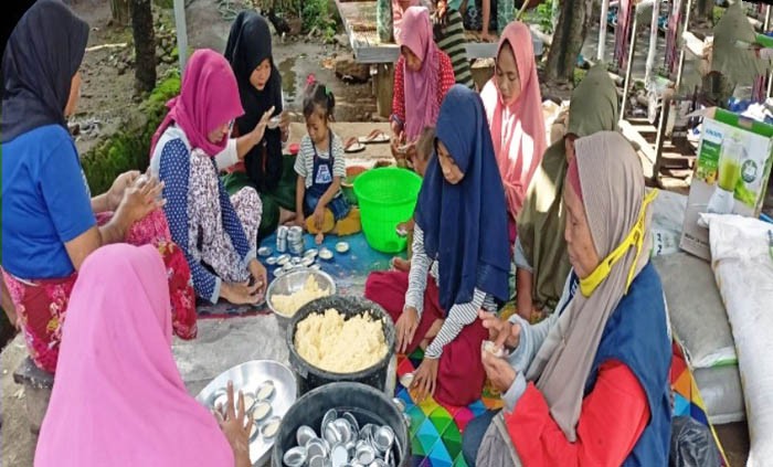 KWT Cenderawasih yang didirikan pada 1996 sedang mengolah hasil pertanian.