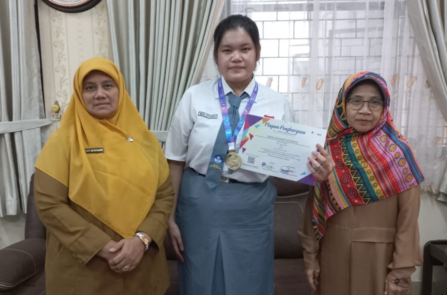 Nesia Viviyanti bersama Kepala SMAN 4 Kota Bekasi Rusti Setiyarti (kiri) dan wali kelas Yati Cahyati (kanan), menunjukkan piagam ONSK 2024.
