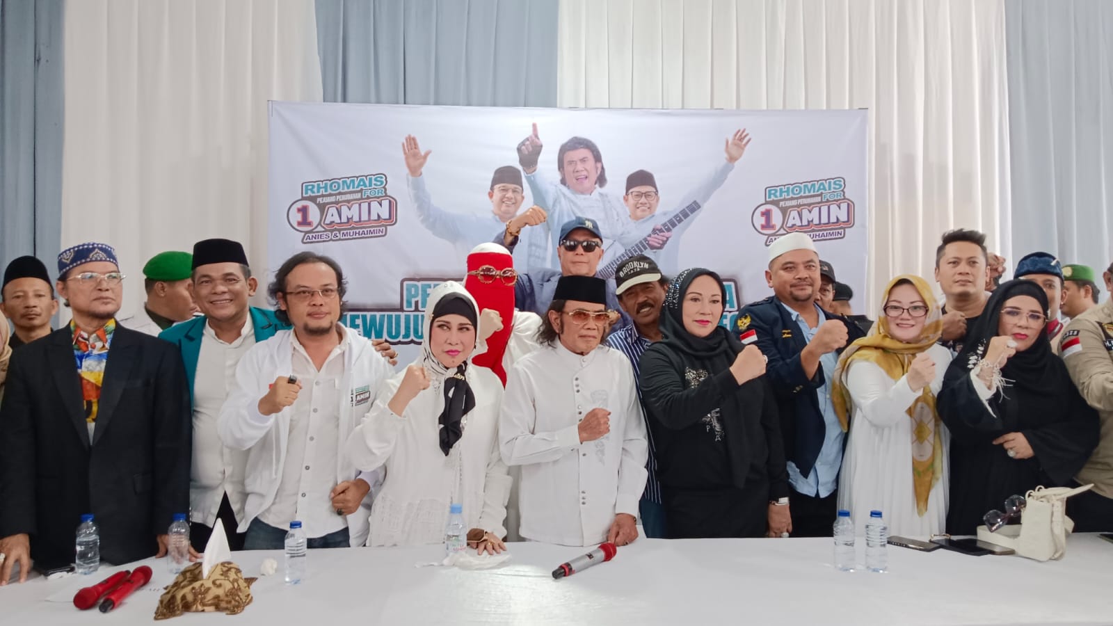 Rhoma Irama (tengah perpeci hitam). 