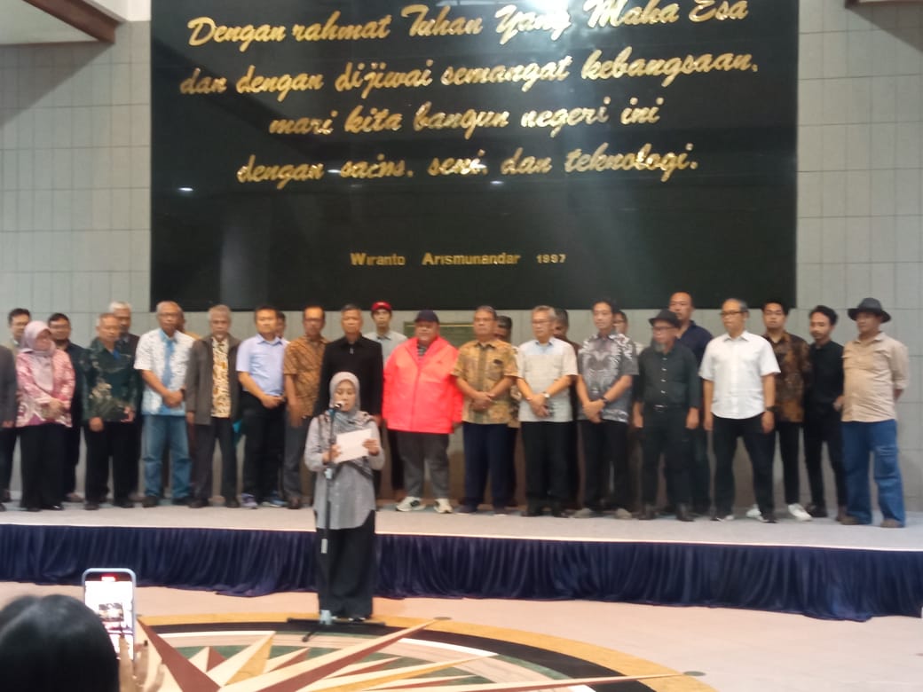 Sejumlah guru besar dan dosen ITB menghadiri deklarasi akademik, di Sabuga. 