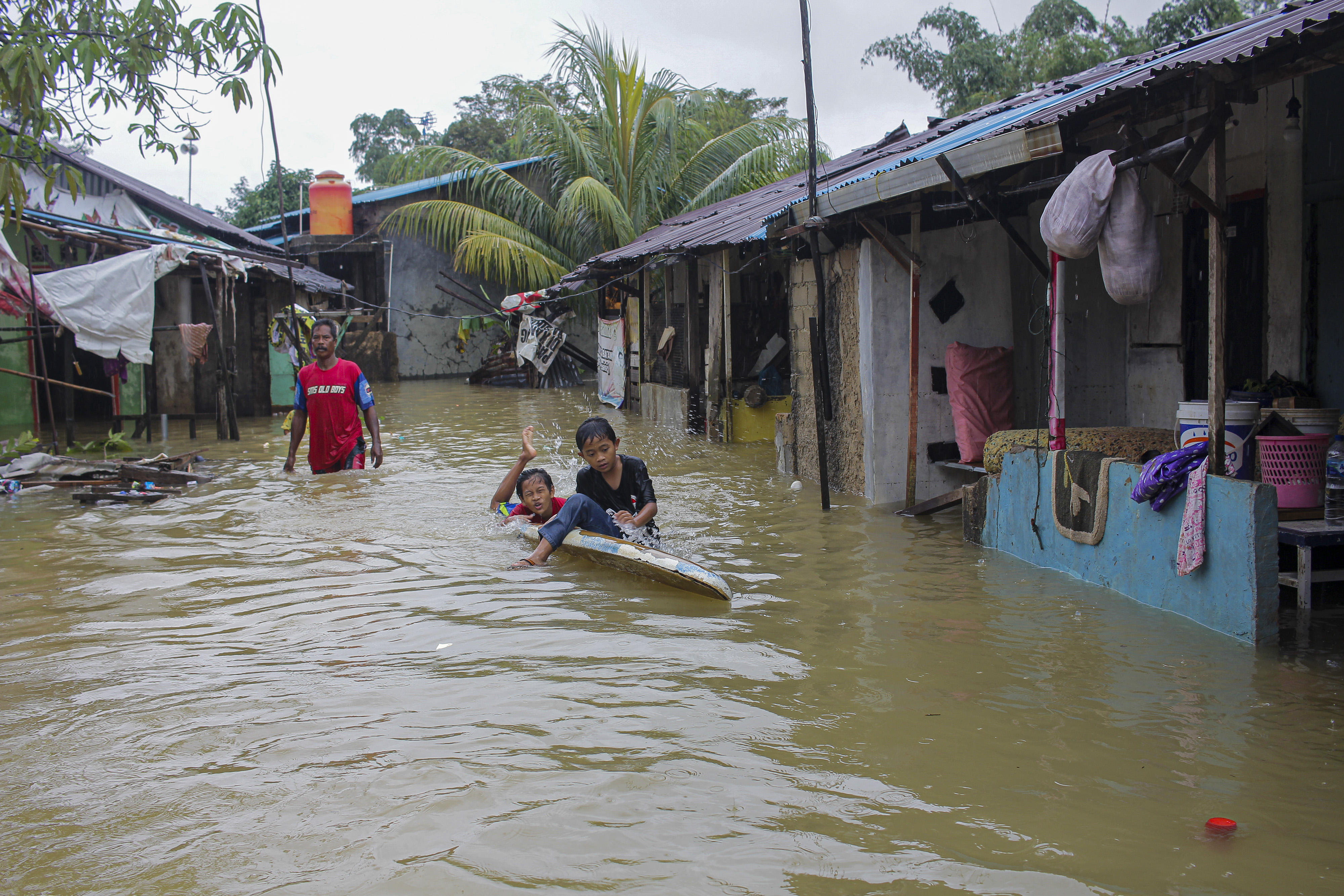 Ilustrasi - Kota Batam dilanda banjir akibat air laut naik pasang dan merendam puluhan rumah.