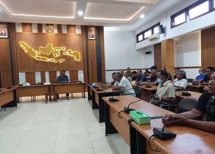 Sejumlah pedagang Pasar Tematik Semarapura menemui DPRD Klungkung pada Senin (19/2).