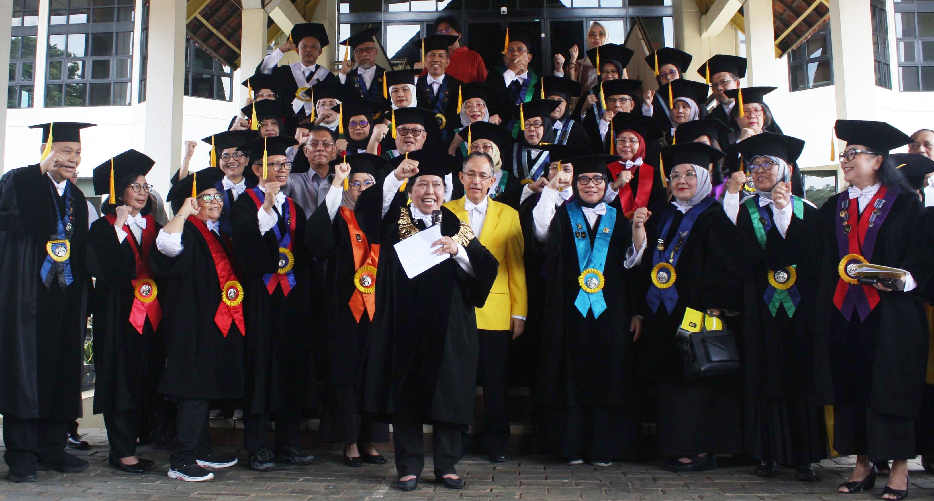 Guru Besar UI Harkristuti Harkrisnowo bersama jajaran sivitas akademika UI menyampaikan pernyataan sikap terkait dengan Pemilu 2024.