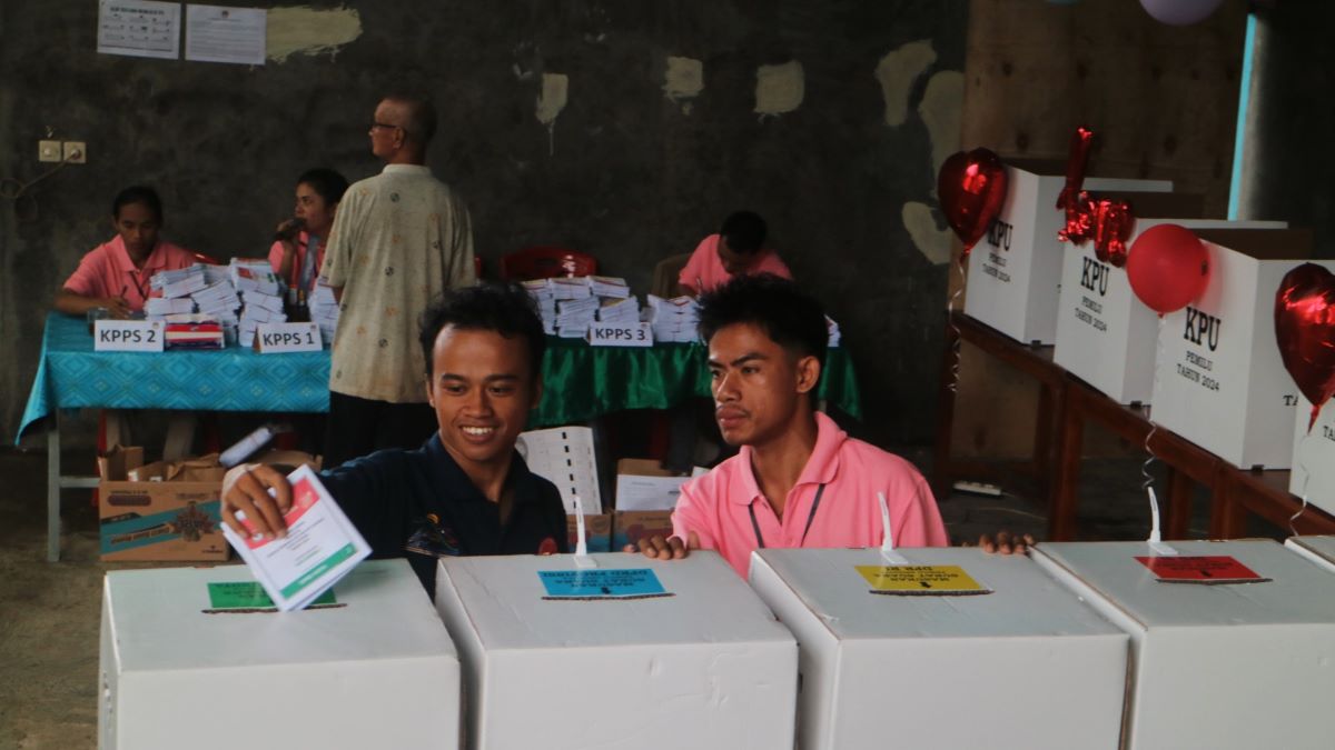 Ilustrasi - Polisi memperketat pengamanan di empat TPS di Kecamatan Larangan, Kota Tangerang, Banten, yang melakukan pemungutan suara ulang 