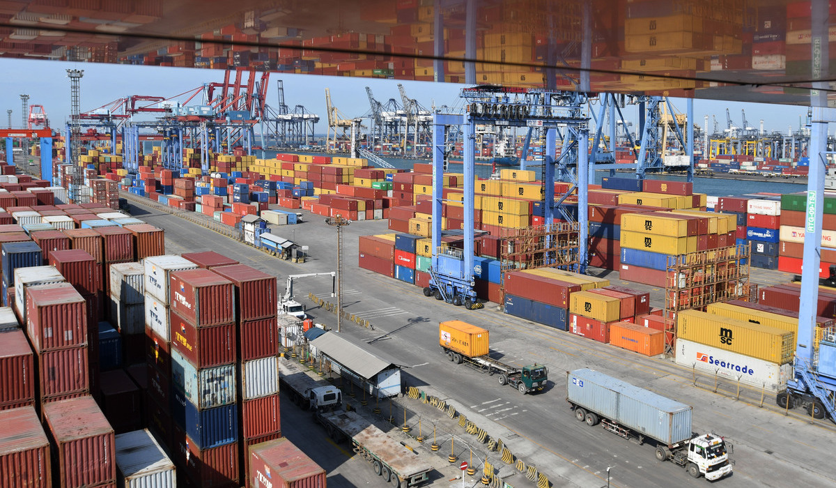 Aktivitas bongkar muat kontainer berlangsung di Pelabuhan Tanjung Priok, Jakarta.