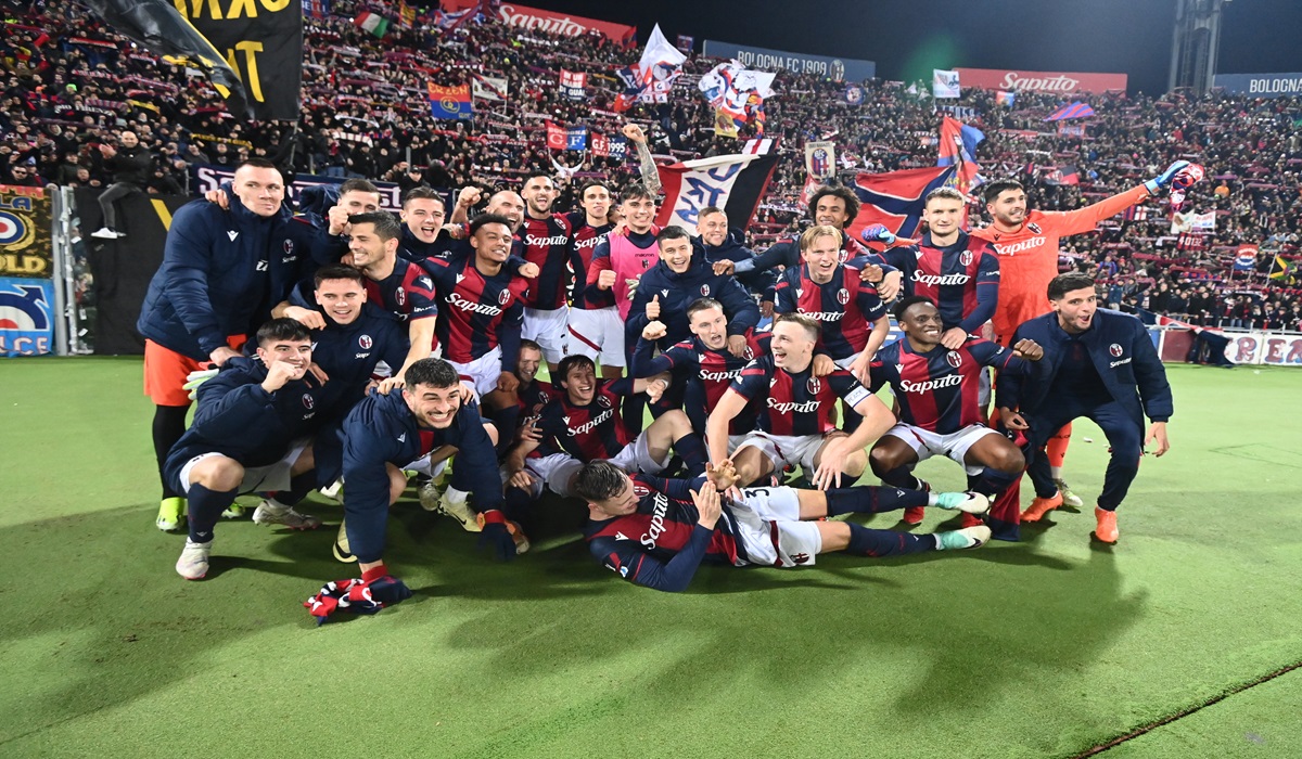 Para pemain Bologna melakukan selebrasi usai mengalahkan Fiorentina di laga lanjutan Serie A