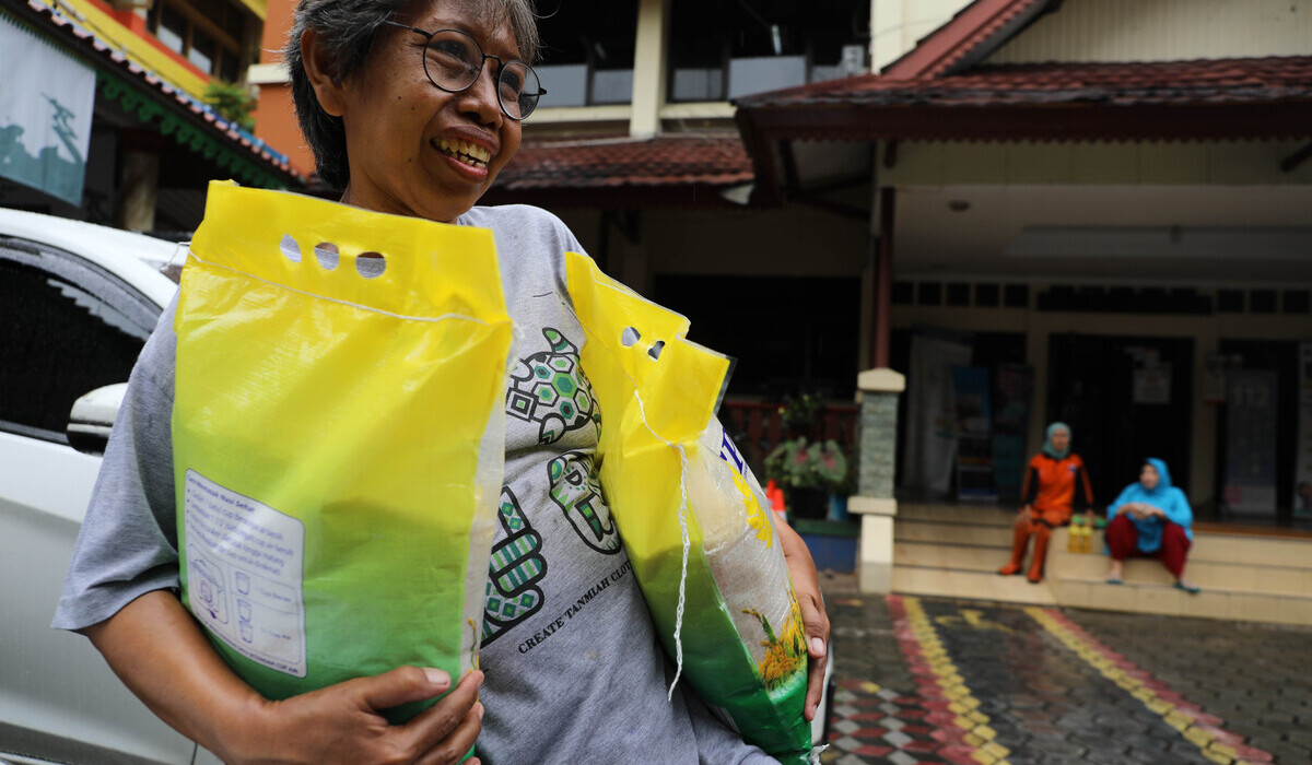 Warga membeli Beras Program Stabilisasi Pasokan dan Harga Pangan (SPHP) ukuran 5 kilogram.
