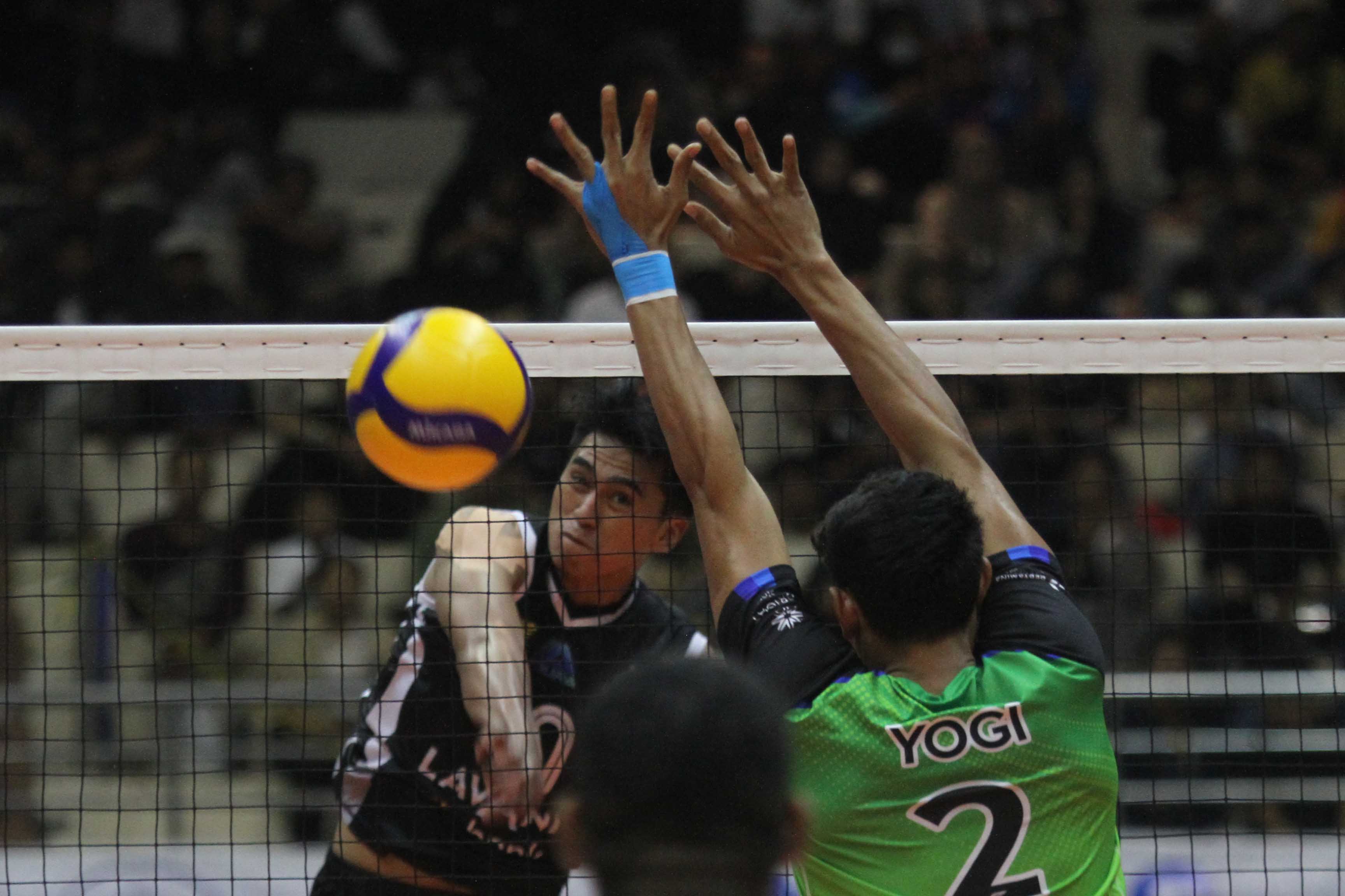 Pebola voli Jakarta Lavani Allo Bank Fahri Septian Putratama (kiri) melakukan smes saat tampil di GOR Ken Arok, Malang.