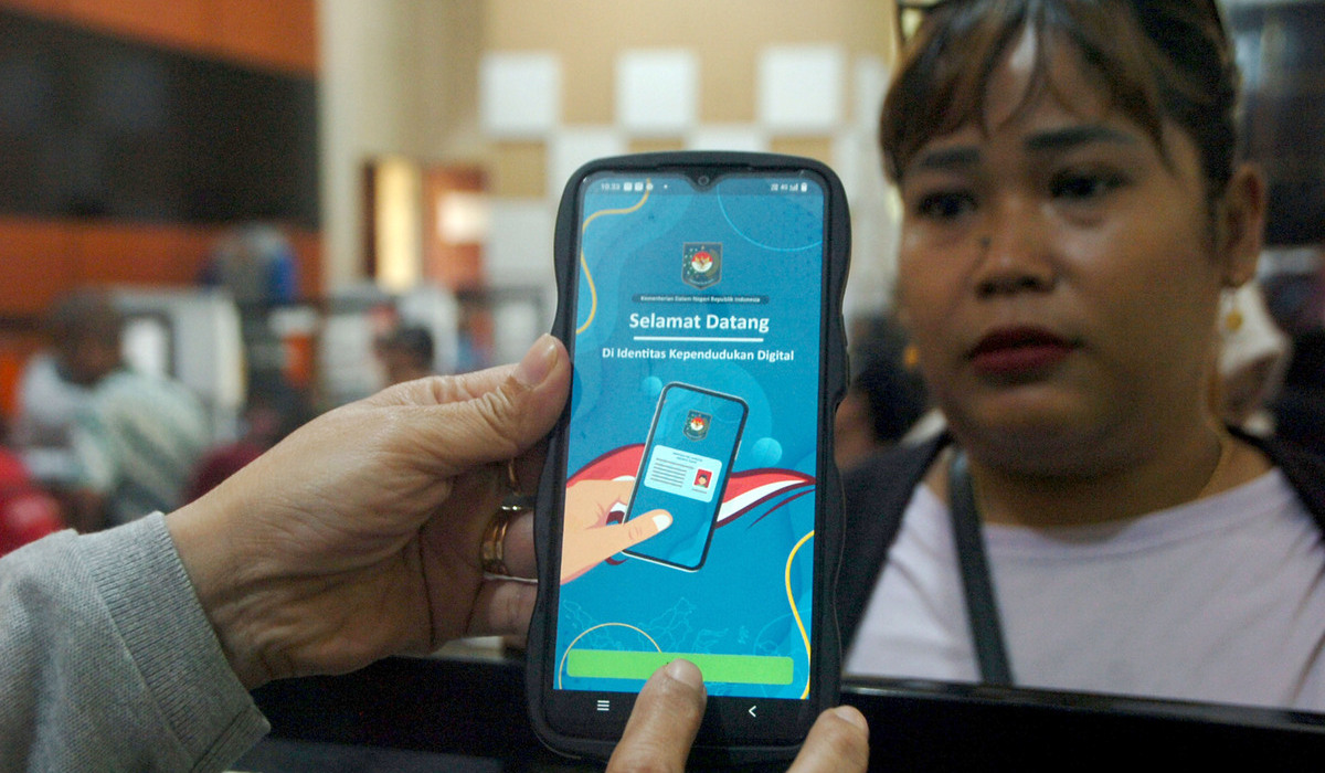 Warga melakukan aktivasi Identitas Kependudukan Digital (IKD) di Dinas Kependudukan dan Catatan Sipil (Disdukcapil) Slawi, Tegal, Jateng.