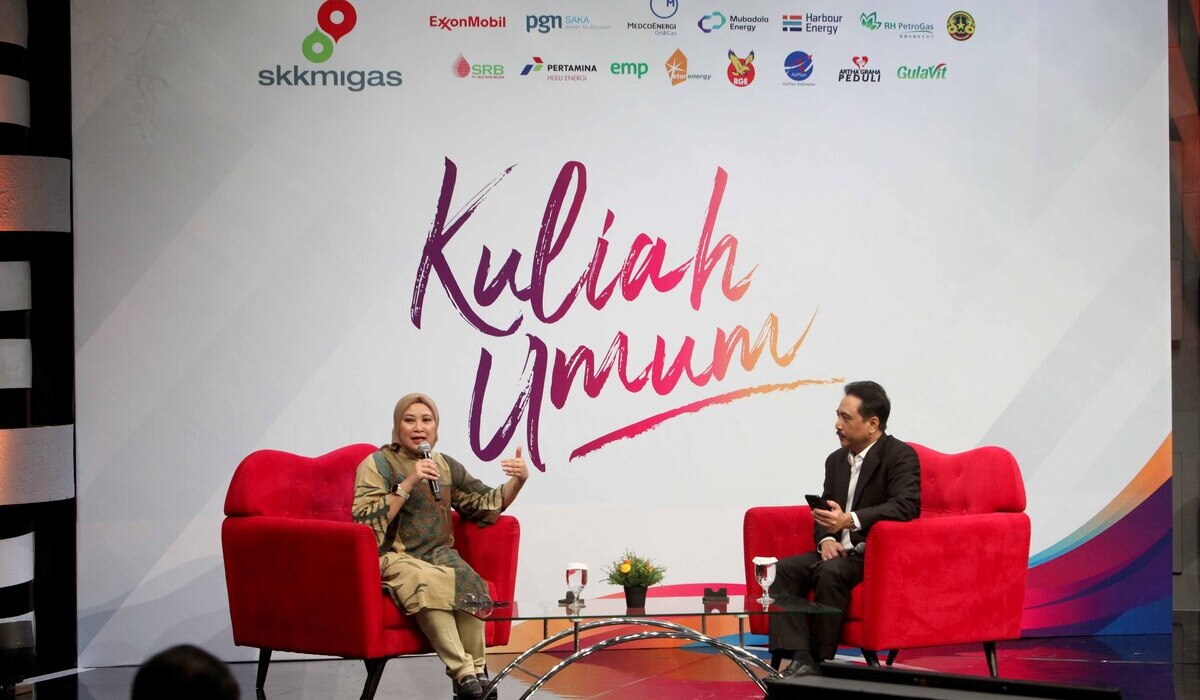 Sekretaris SKK Migas Shinta Damayanti (kiri) menyampaikan paparan dalam Kuliah Umum di Grand Studio Metro TV, Kedoya, Jakarta.
