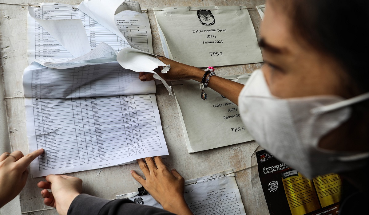 Warga mengecek daftar pemilih 