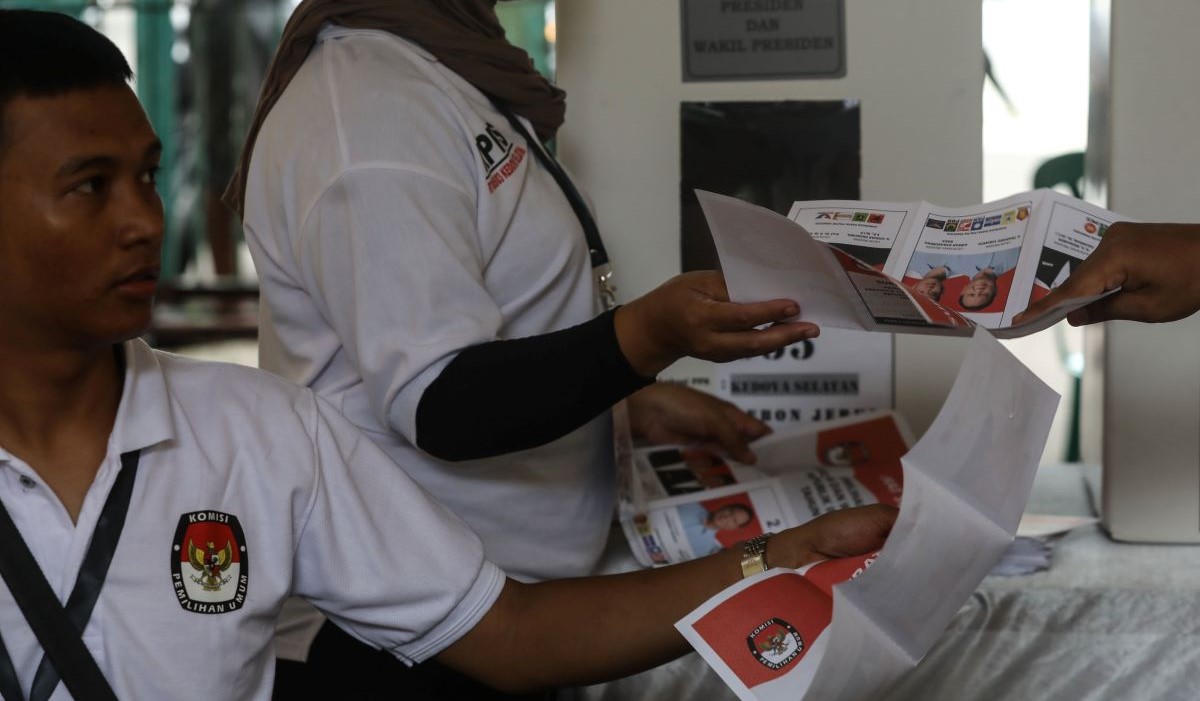 Ilustrasi: petugas KPPS melakukan perhitungan surat suara