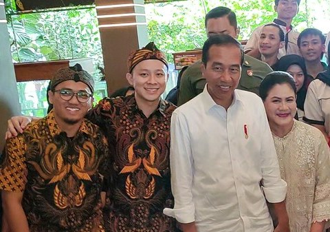 Presiden Jokowi dan Ibu Iriana bersama CCO Orderfaz Mohamad Iqbal (kiri), CEO Orderfaz Reynaldi Gandawidjaja (kedua kiri) saat di Bandung.