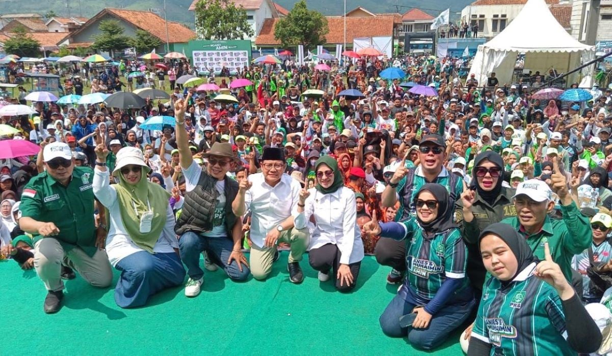 Masssa memadati Gor C-Tra Arena di Kota Bandung mengikuti kampanye pasangan capres dan cawapres Anies Baswedan-Muhaimin Iskandar (Amin).