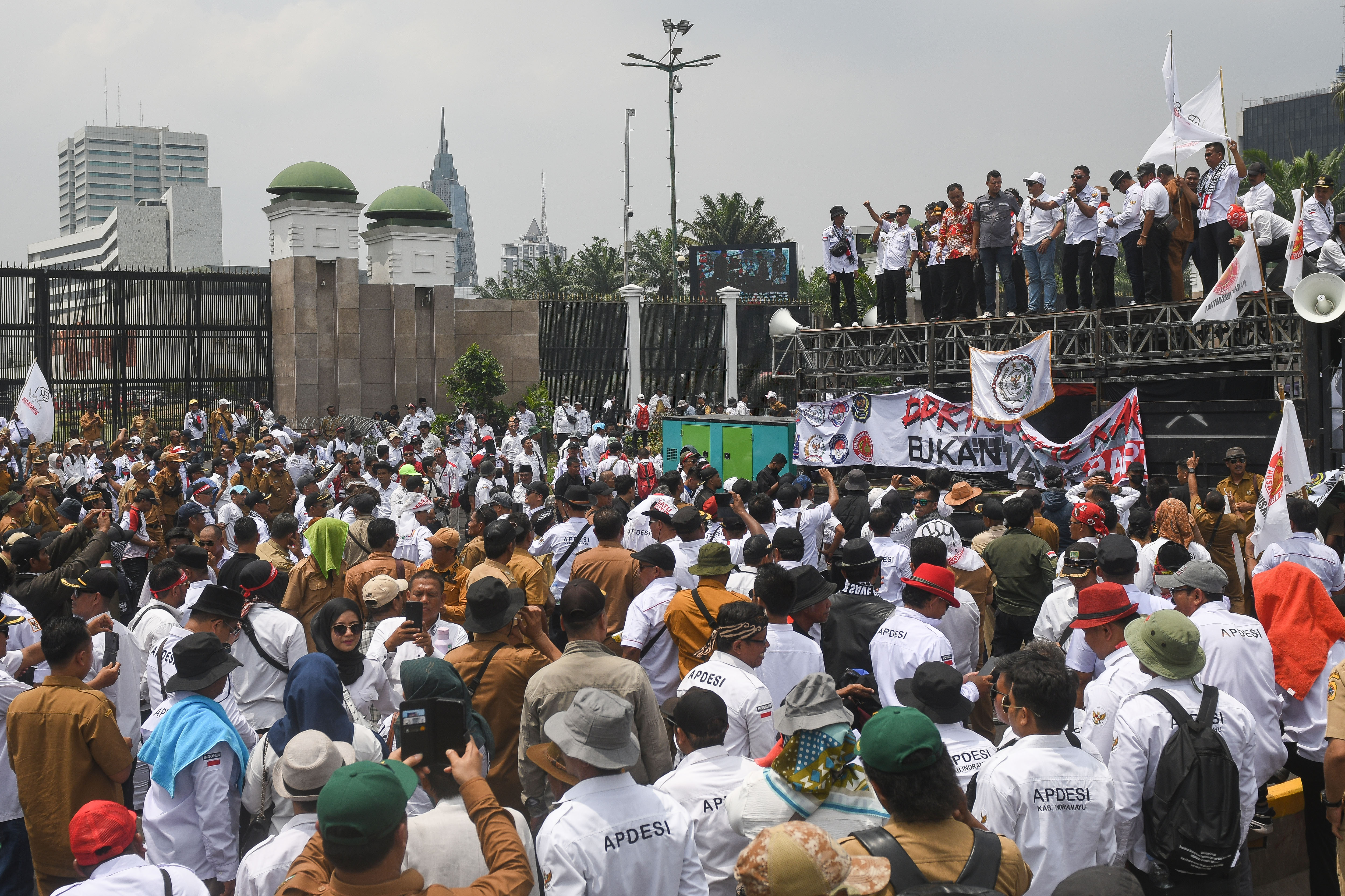 Massa Apdesi berunjuk rasa di depan kompleks Parlemen, Jakarta, Selasa (5/12/2023)