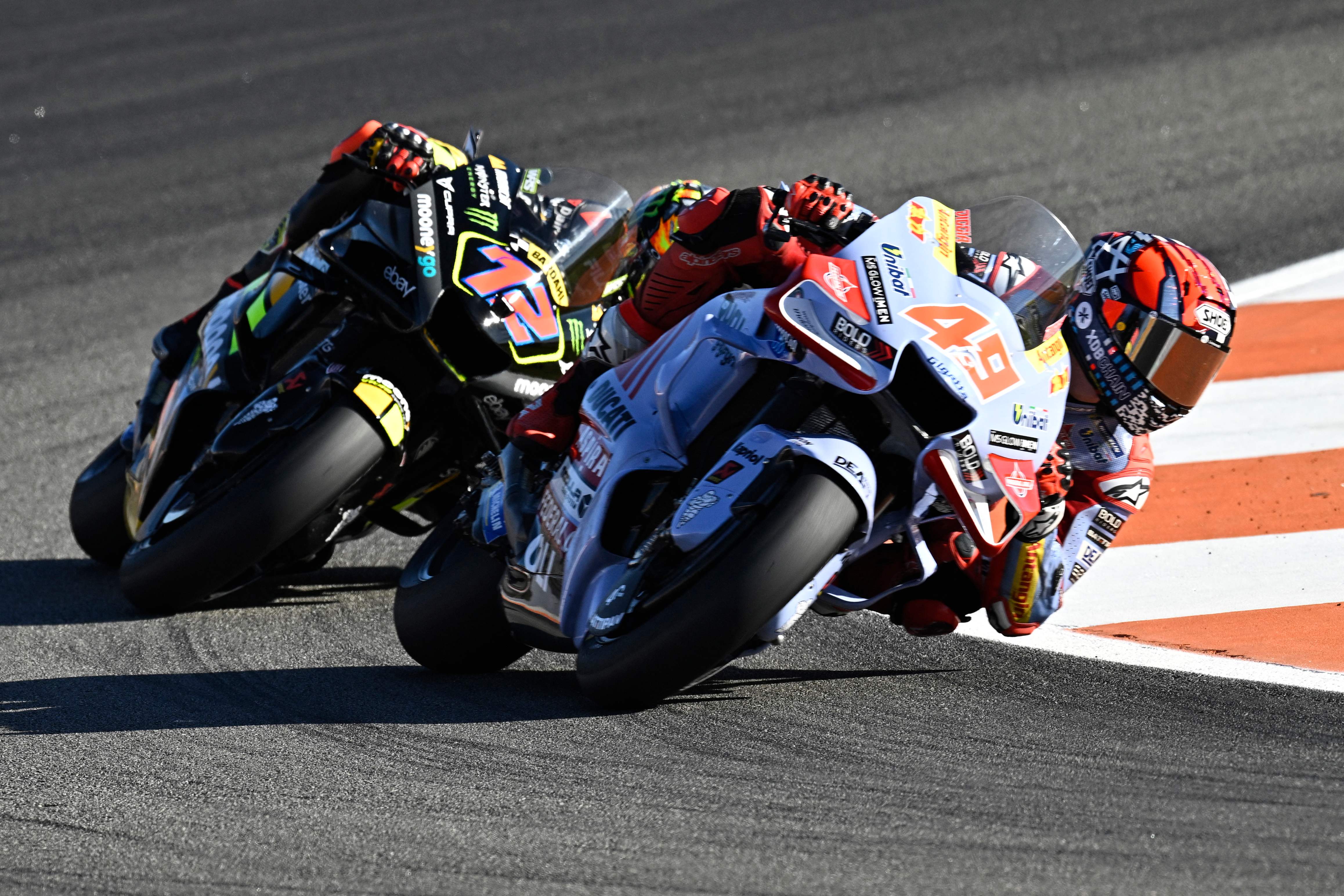 Aksi pembalap Fabio Di Giannantonio (kanan) and Marco Bezzecchi (kiri) saat MotoGP Valencia, Spanyol, 2023 lalu.