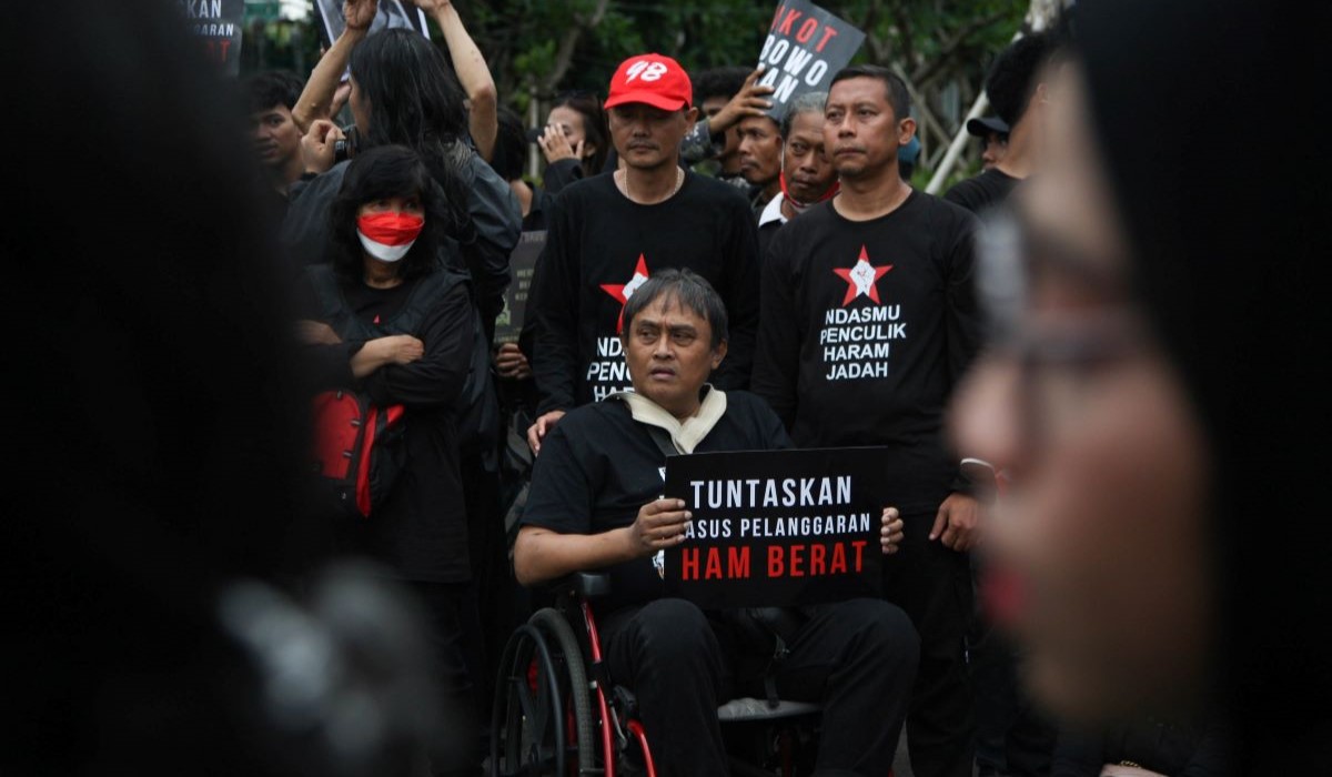Para para korban pelanggaran HAM berat serta para mantan aktivis 98 mengikuti aksi Kamisan di depan Istana Negara, Jakarta, Kamis (01/02)