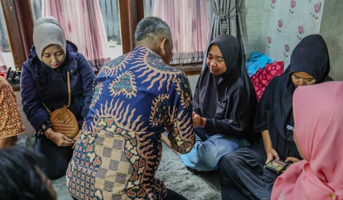 Penjabat Wali KOta Bandung Bambang Tirtoyuliono melakukan taziah ke rumah anggota KPPS yang meninggal dunia.
