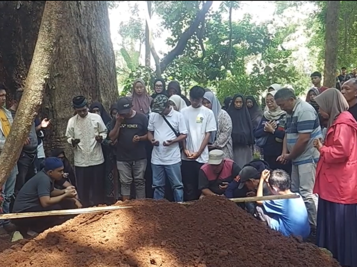 Pemakaman Arman Rahmansyah, anggota KPPS TPS 01 Desa Cipondoh, Kecamatan Sukaresik.