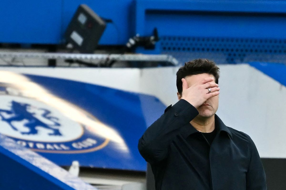 Pelatih Chelsea Mauricio Pochettino menutup muka saat Chelsea dikalahkan Wolverhampton.