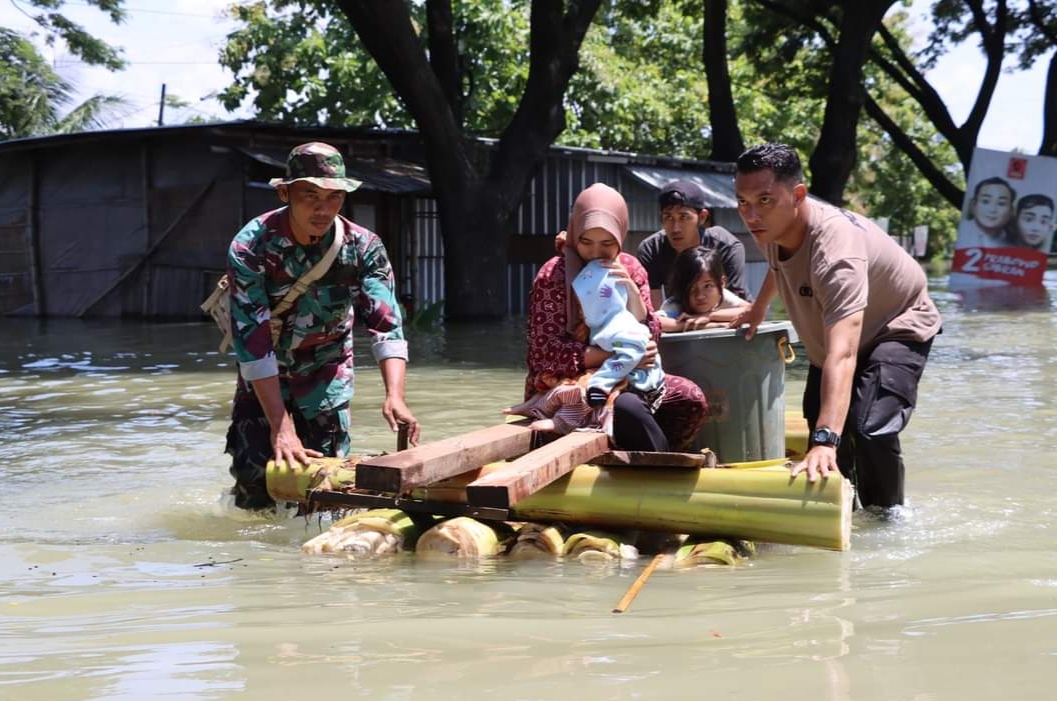 Petugas masih terus bergerak melakukan evakuasi korban banjir Demak yang masih terjebak di dalam rumah untuk diungsikan ke tempat aman