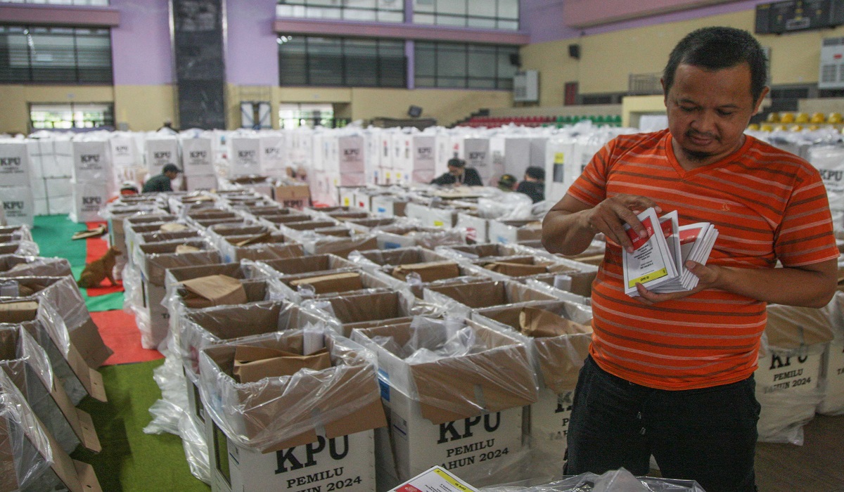 Petugas mempersiapkan logistik pemilu di Jakarta