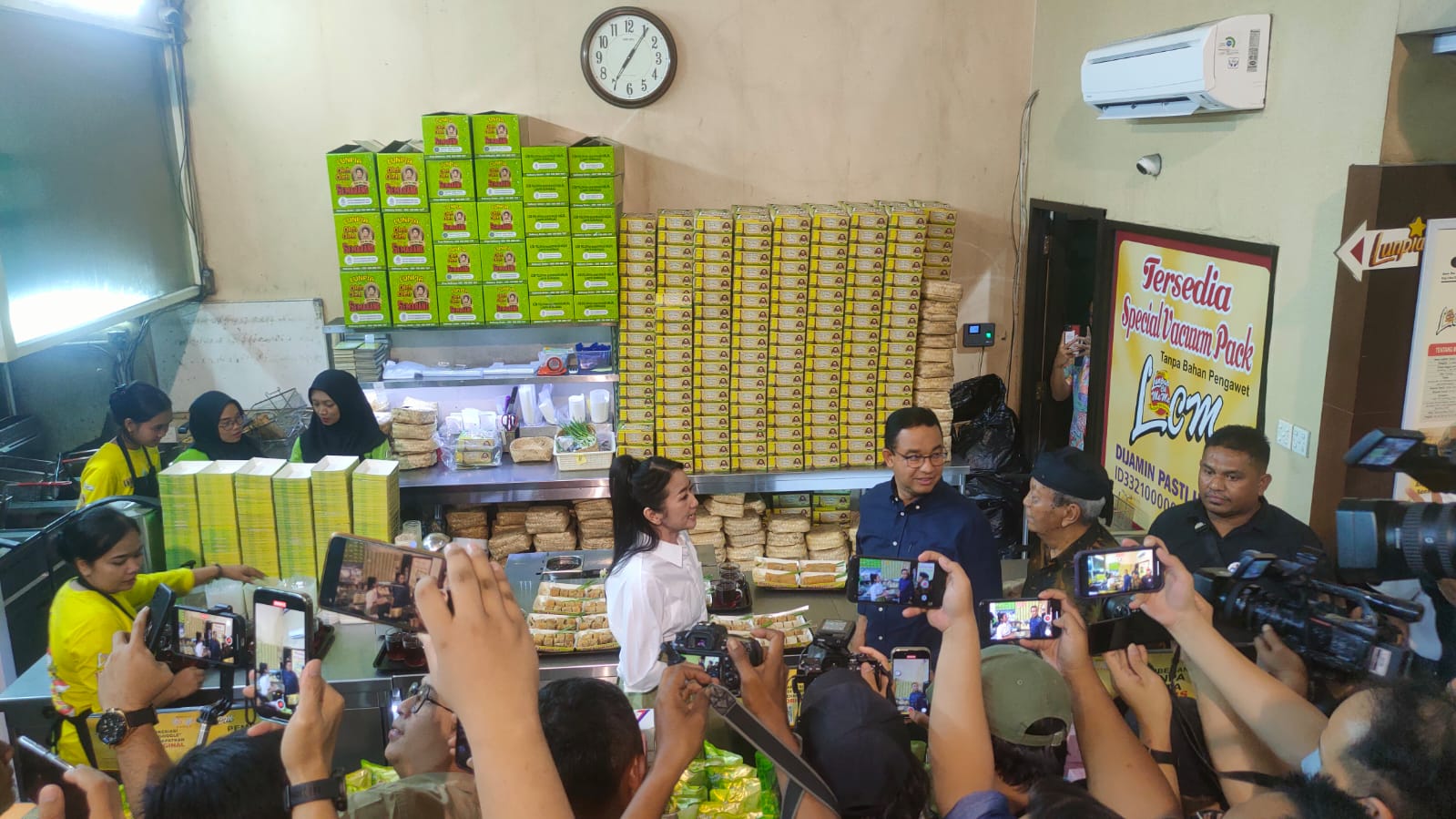 Capres Anies Baswedan (ketiga kanan belakang) saat berkampanye di Jawa Tengah.