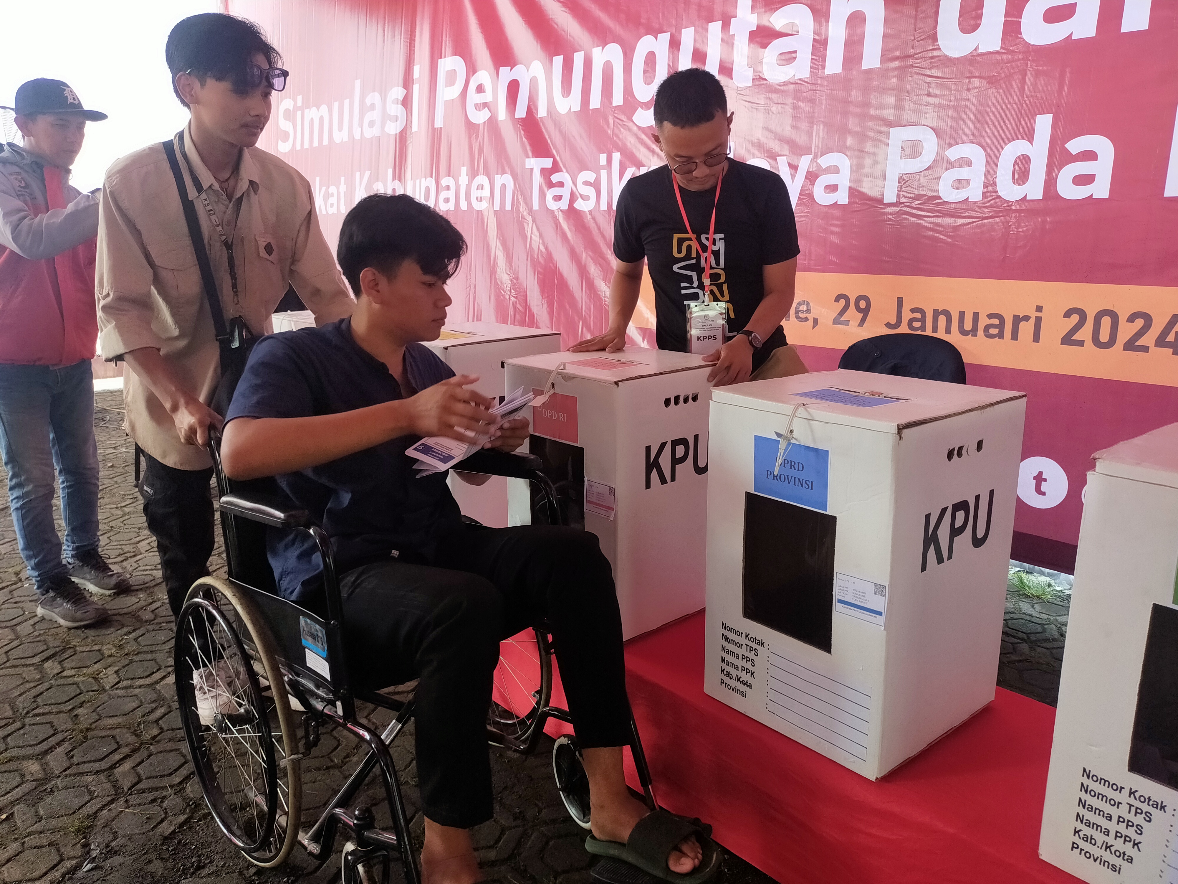 Penyandang disabilitas mengikuti simulasi pencoblosan di tempat pemungutan suara di Kabupaten Tasikmalaya