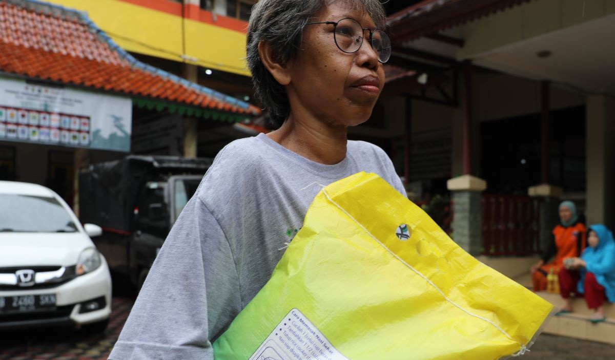 Warga membeli Beras Program Stabilisasi Pasokan dan Harga Pangan (SPHP) ukuran 5 kilogram yang dijual Rp53 ribu per kantong.