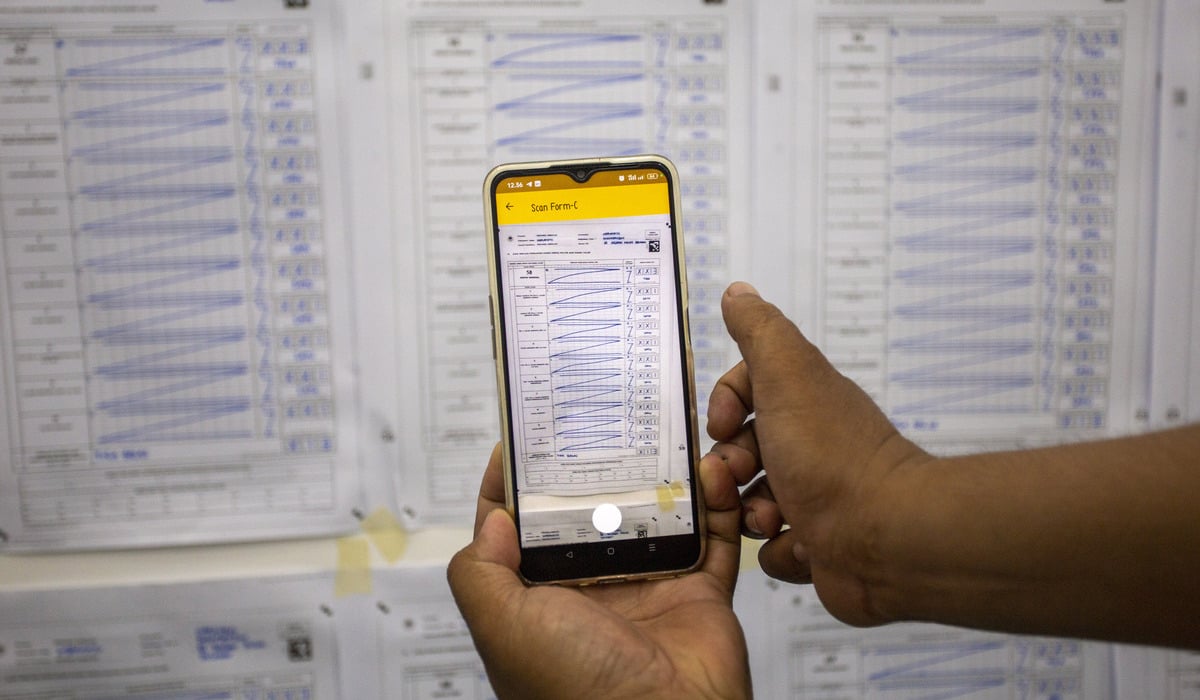 Petugas KPPS mengambil gambar hasil penghitungan suara saat simulasi di Indramayu, Jawa Barat.